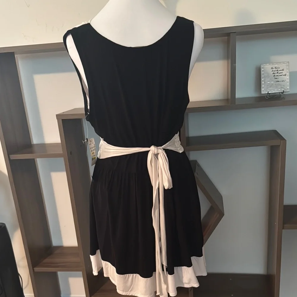 NWT Elegant Black and White Women's Sleeveless Top - Picture 6 of 9
